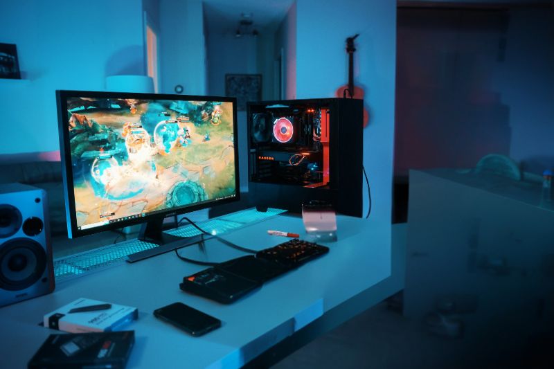 Setup gamer personalizado com luzes RGB e acessórios customizados
