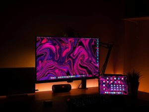 Setup gamer com teclado RGB e luz ambiente escura